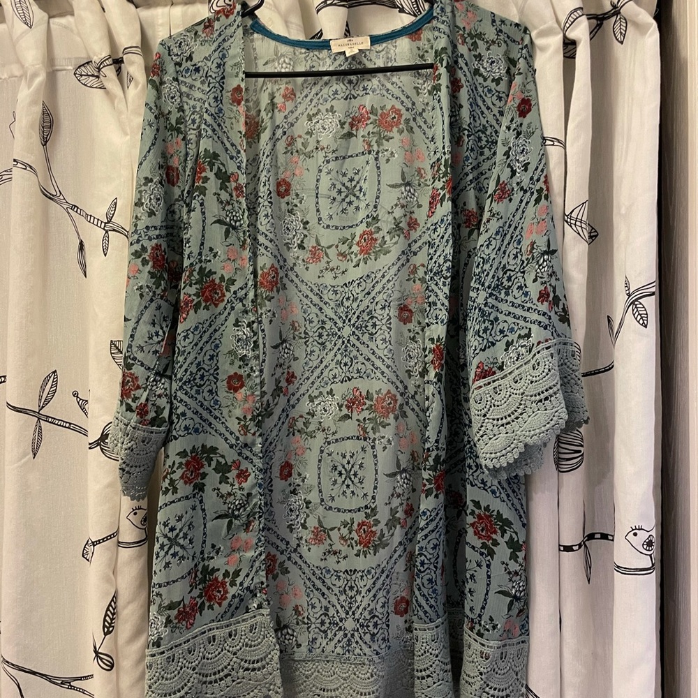 Floral Kimono w/lace trim. Size small.